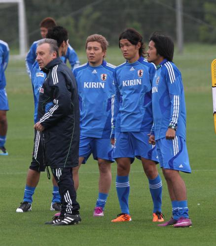 ＜サッカー日本代表練習＞ザッケローニ監督（左）の指示に聞き入る（右から）興梠、宇佐美、安田
