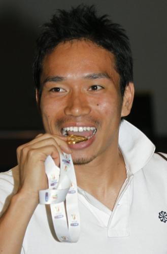 サッカーイタリア杯優勝のメダルを手に帰国したサッカー日本代表の長友佑都
