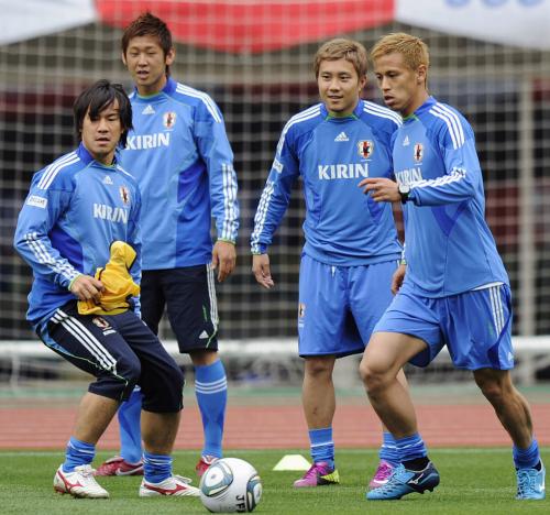 公式練習で調整する（左から）岡崎、栗原、安田、本田