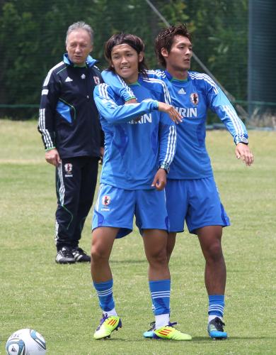 ＜日本代表練習＞練習でＦＫを決めた宇佐美（中）はザッケローニ監督（左）の前で槙野（右）に祝福される