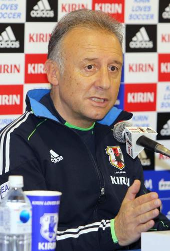 記者会見するサッカー日本代表のザッケローニ監督