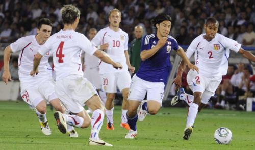 ＜日本―チェコ＞後半、ゴール前に攻め込むが、チェコ選手に囲まれる岡崎