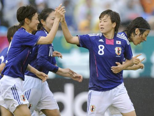 後半、宮間（右から２人目）の先制ゴールを喜ぶ日本イレブン