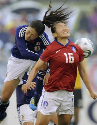 ＜日本・韓国＞前半、韓国選手とヘディングで競り合う沢（左）