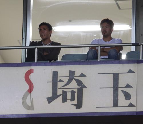 ＜浦和・清水＞長谷部誠（左）とともに古巣の試合を観戦する阿部勇樹