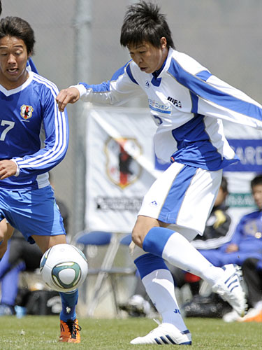 ４月、大学選抜として関塚ジャパンと対戦した丸山（右）
