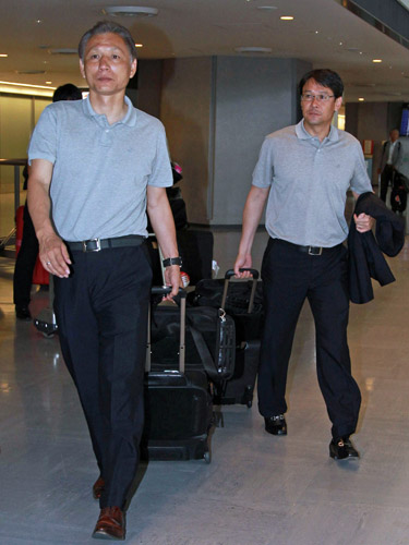 空港の出口に向かう日本サッカー協会・原技術委員長（左）とＵ―２２日本代表・関塚監督