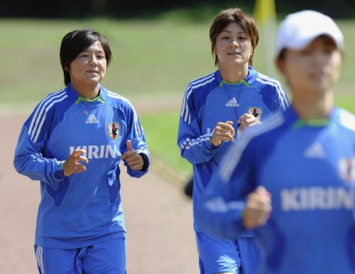 練習でランニングするサッカー日本女子代表の（左から）大野、近賀ら