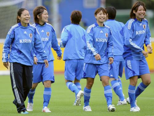 練習で笑顔を見せる（手前左から）沢、阪口、鮫島、熊谷