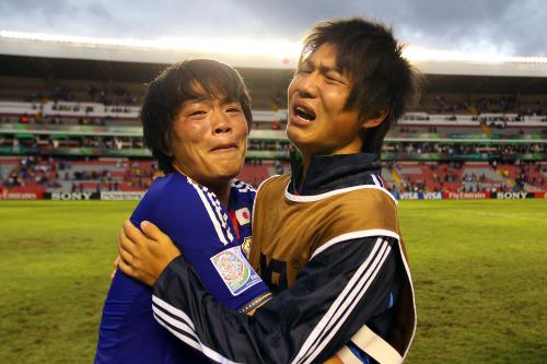 ＜日本・ブラジル＞あと一歩及ばずに敗戦に泣きじゃくる高木（左）ら