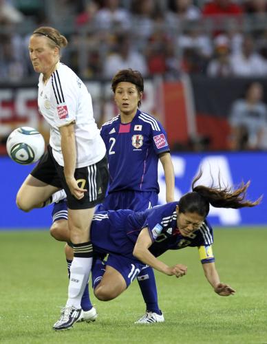 ＜ドイツ・日本＞ドイツのベーリンガー（左）とボールを争い倒れる日本の沢（右）