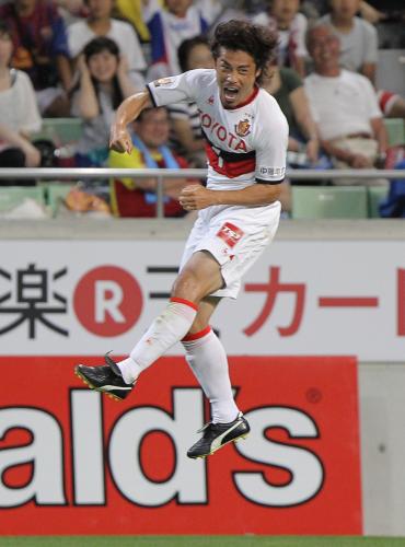 ＜神戸・名古屋＞後半３９分、名古屋・中村直志が決勝のゴールを決め、歓喜のジャンプ