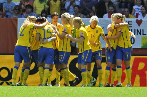 ＜スウェーデン・オーストラリア＞前半１１分に先制し、喜ぶスウェーデンの選手たち