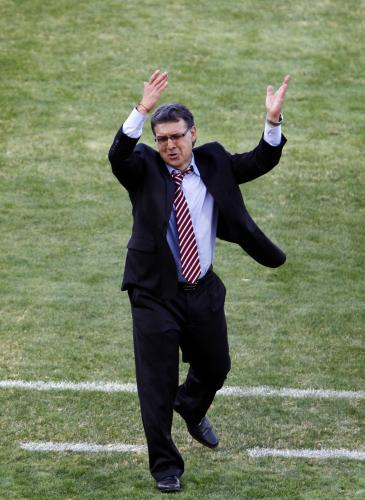 ＜ブラジル・パラグアイ＞試合中、不満げな表情を浮かべるマルティノ監督