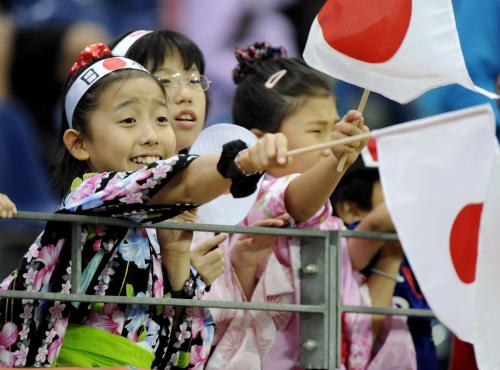 日本―スウェーデン　浴衣を着て日本を応援する女の子