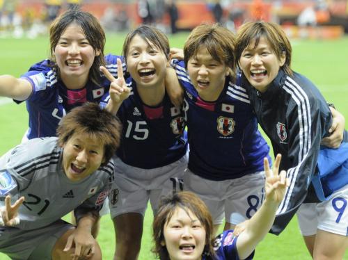 決勝進出を決め笑顔の、（後列左から）熊谷、鮫島、宮間、川澄、（前列左から）海堀、阪口
