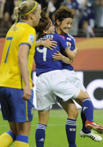 日本―スウェーデン　前半、同点ゴールを決め近賀（右）と抱き合って喜ぶ川澄