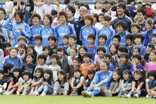 フランクフルト在住の日本人の子供たちと記念写真を撮るなでしこジャパン