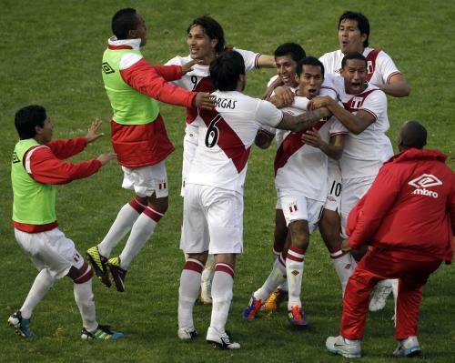 ＜ペルー・コロンビア＞ゴールを決め歓喜のロバートン（右から４番目）