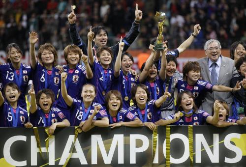 日本 米国 金メダルを胸に 記念写真に収まるなでしこジャパン スポニチ Sponichi Annex サッカー