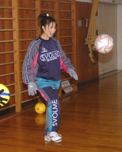 ０９年２月、長野で行われたサッカークリニックでリフティングを見せた女子サッカー元日本日本代表ＦＷ大竹七未（当時奈美）さん