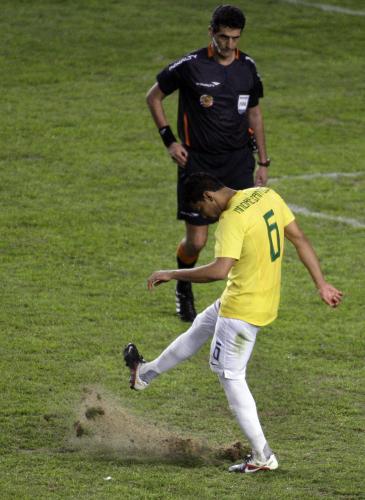 ＜ブラジル・パラグアイ＞ＰＫに失敗しピッチに怒りをぶつけるアンドレ・サントス