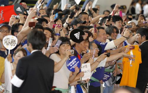 サッカー女子Ｗ杯で優勝し帰国した「なでしこジャパン」に声援を送る大勢のサポーター