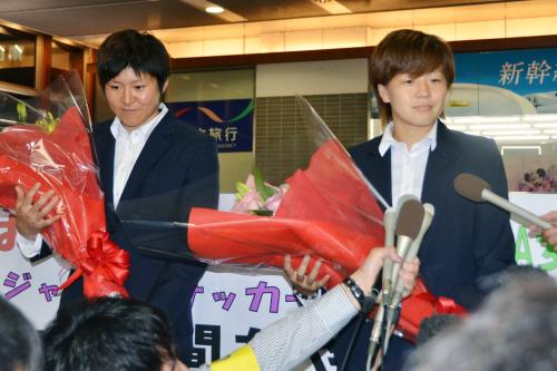 岡山に凱旋し、報道陣の質問に答えるサッカー女子日本代表の宮間あや選手（右）と福元美穂選手