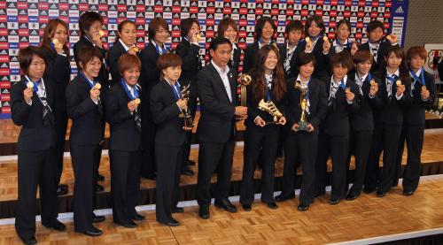＜サッカー女子日本代表会見＞フォトセッションでメダルを手に笑顔の佐々木監督（前列中央）らなでしこイレブン