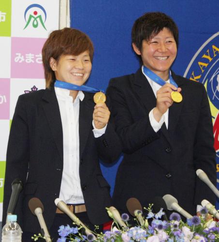 優勝報告に訪れた岡山県美作市で、金メダルを手に笑顔を見せるサッカー女子日本代表の宮間あや（左）と福元美穂
