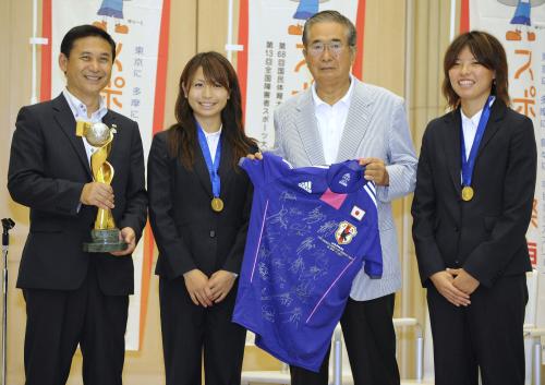 石原都知事（右から２人目）にサッカーＷ杯の優勝報告をする、（左から）佐々木則夫監督、鮫島彩、熊谷紗希