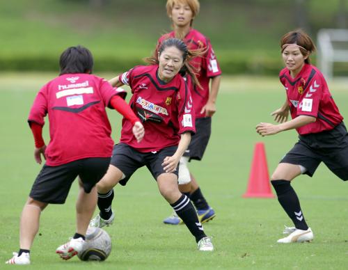 なでしこリーグのＩＮＡＣに合流し練習する、サッカー女子日本代表の沢選手（左から２人目）＝２１日午前、兵庫県芦屋市