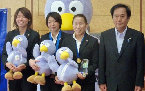 埼玉県の上田清司知事（右端）から「彩の国スポーツ功労賞」を贈られた、「なでしこジャパン」の（左から）熊谷紗希、矢野喬子、山郷のぞみ