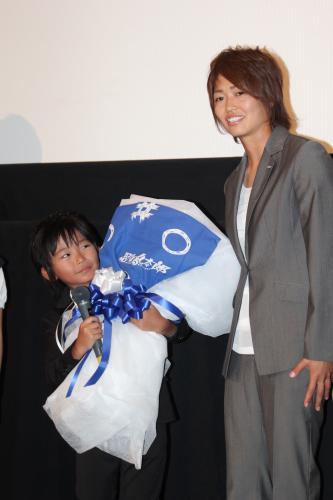 映画「忍たま乱太郎」初日舞台あいさつに登場、加藤清史郎（左）に花束を渡した安藤梢