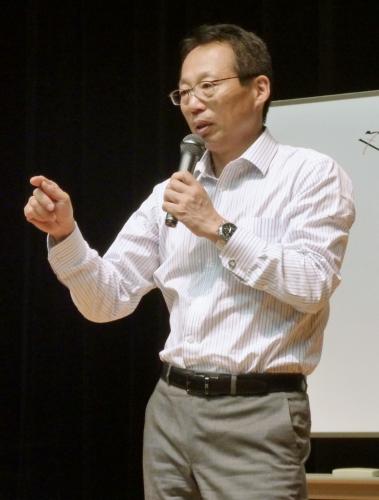 母校の早大で講演する、サッカー日本代表の岡田武史前監督