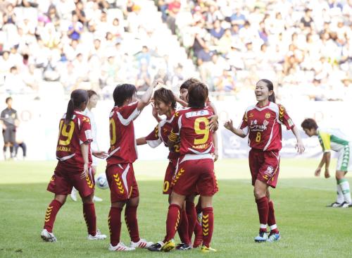 サッカー女子のプレナスなでしこリーグが再開し、ゴールを喜ぶ日本代表の沢穂希（右端）らＩＮＡＣイレブン