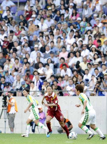 サッカー女子のプレナスなでしこリーグが再開し、大勢の観客を前にプレーする日本代表のＩＮＡＣ・沢穂希（中央下）