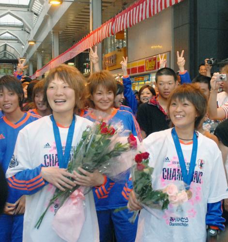繁華街をパレードし、声援に応える「なでしこジャパン」の阪口夢穂選手（左）と上尾野辺めぐみ選手