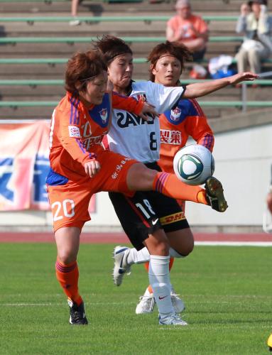 ＜なでしこリーグ　新潟２－２浦和＞厳しいマークにあいながらもボールをキープする新潟・阪口（左）。右は上尾野辺