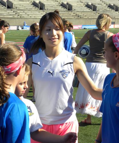 試合前、地元のファンに記念撮影を頼まれるサッカー女子の米プロリーグ、ＷＰＳのブレーカーズに所属する鮫島彩