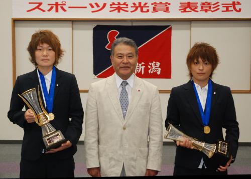 新潟県スポーツ栄光賞を受賞した阪口（左）と上尾野辺（右）。中央は馬場県体協会長