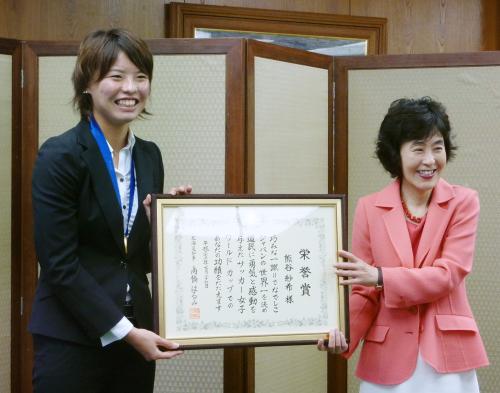 高橋はるみ北海道知事（右）から道民栄誉賞の表彰状を受け取る「なでしこジャパン」の熊谷紗希