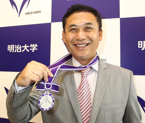 記念のメダルを手に笑顔を見せるなでしこジャパン・佐々木則夫監督