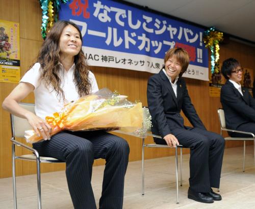 ファンが開いたＷ杯優勝祝賀会に飛び入り参加し、花束を手に笑顔の沢穂希選手（左端）ら