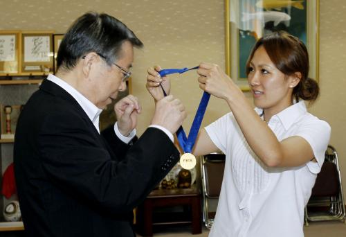 福島県の佐藤雄平知事に金メダルを掛ける丸山