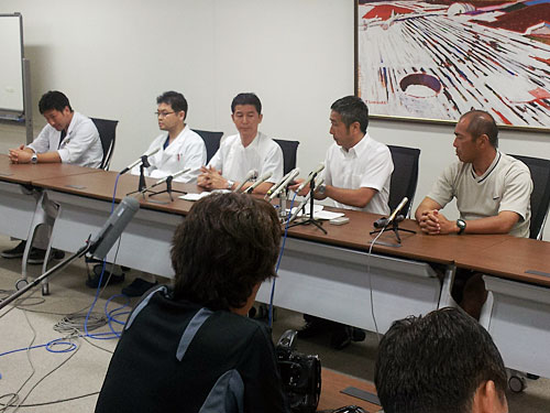 病院で松田の容体について会見する（左３人目から）今村医師、松本山雅の大月社長、加藤監督