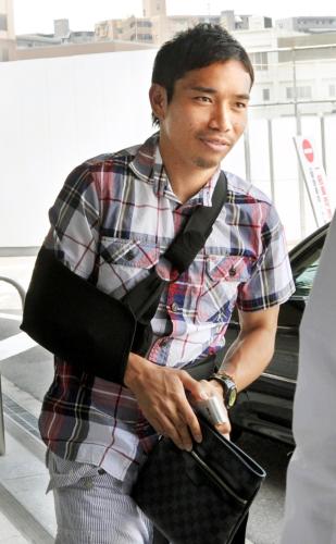 脱臼した右肩の検査のため病院に入るサッカー日本代表のＤＦ長友佑都