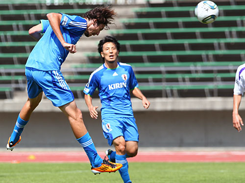 ＜日本代表・札幌大＞前半、ヘディングでゴールを決めるハーフナー・マイク（左）