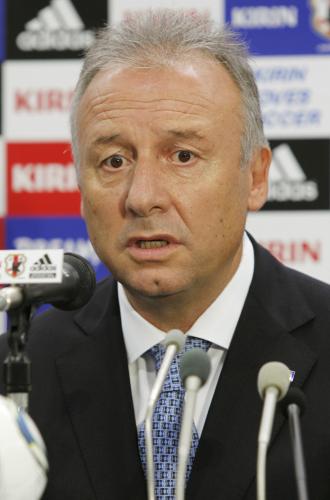 韓国戦に臨むサッカー日本代表メンバーを発表するザッケローニ監督