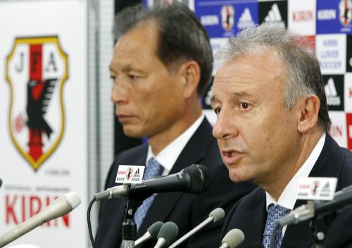 韓国戦に臨むサッカー日本代表メンバーを発表するザッケローニ監督。左は原博実強化担当技術委員長